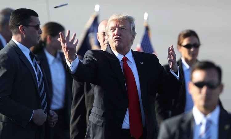 Juiz bloqueia polêmica ordem migratória de Trump em todo o país - JOE RAEDLE /AFP