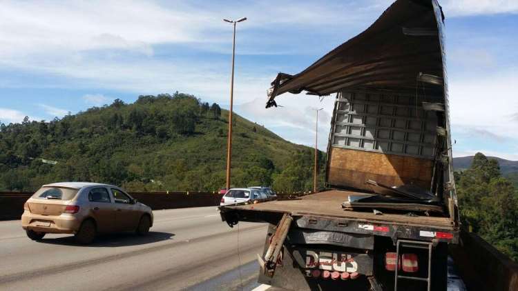 Trânsito é liberado na BR-040 quatro horas após acidente - Edesio Ferreira/EM/D.A.Press