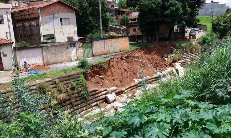 Rua desaba e causa transtornos a moradores da Região Oeste - William Araujo/Divulgação