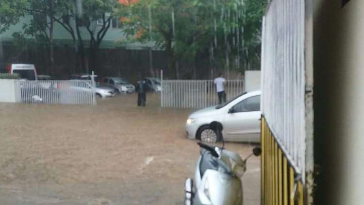 Chuva provoca inundação e prejuízos em Montes Claros - Fábio Alexander