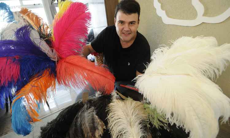 Plumas de avestruz para o carnaval do Rio e São Paulo são fornecidas por Minas Gerais - Beto Magalhaes/EM/D.A Press