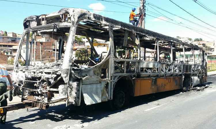 Mais um ônibus é incendiado em BH e nove pessoas são detidas - Beto Novaes/EM/DA Press