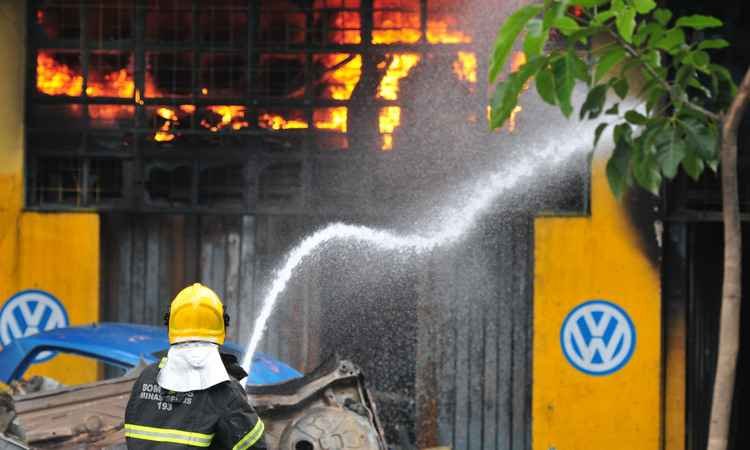 Incêndio em loja de autopeças é debelado mas bombeiros ficam em alerta - Alexandre Guzanshe/EM/D.A Press