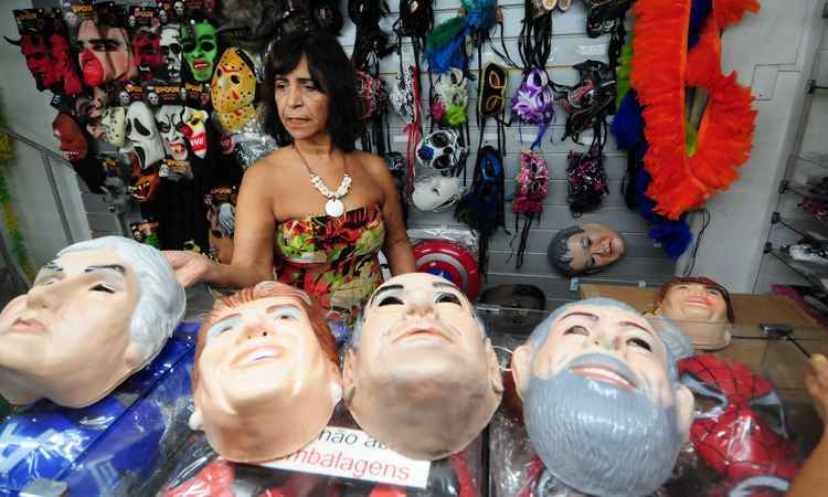 Máscaras de políticos para o carnaval encalham em BH - Gladyston Rodrigues/EM/D.A Press