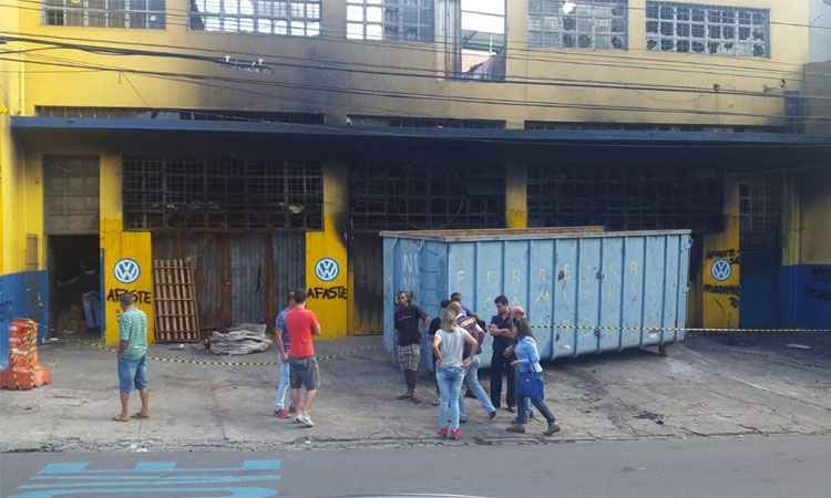 Fachada de prédio incendiado na Av. Pedro II é demolida nesta terça  - Edésio Ferreira/EM/DA Press