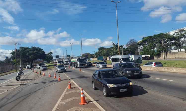 Anel Rodoviário segue parcialmente fechado após acidente com carreta  - Edésio Ferreira/EM/DA Press