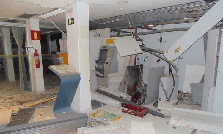 Criminosos explodem caixa eletrônico de banco em Divino  - Jornal O Campeão
