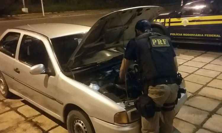 PRF prende homem e apreende veículo roubado na BR-116, em Leopoldina - PRF/Divulgação