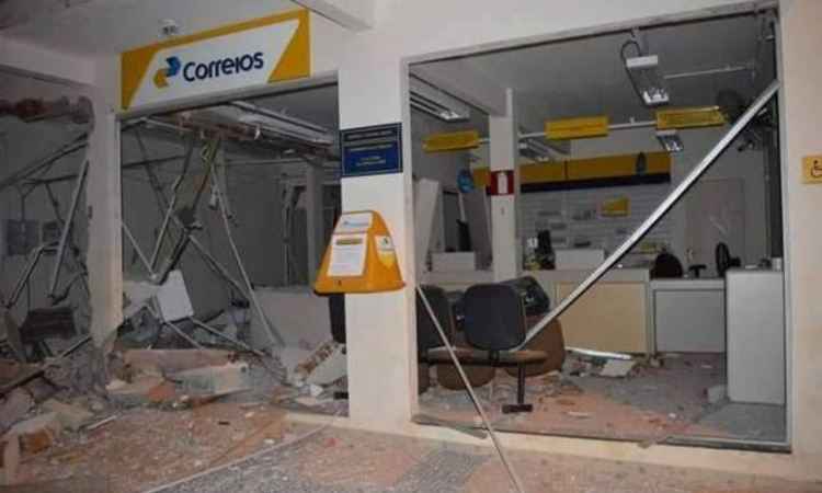 Bandidos explodem agências de banco e dos Correios em Coronel Murta, no Vale do Jequitinhonha - Gazeta de Araçuaí/Divulgação