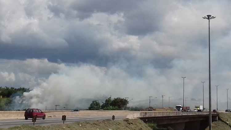 Fumaça de incêndio em mata prejudica visibilidade no Anel Rodoviário - Marcos Vieira/EM
