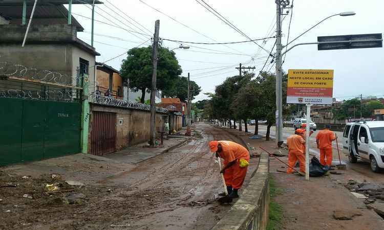 Chuva em BH provoca alagamentos e causa prejuízo a moradores e comerciantes - Jair Amaral/EM/D.A Press