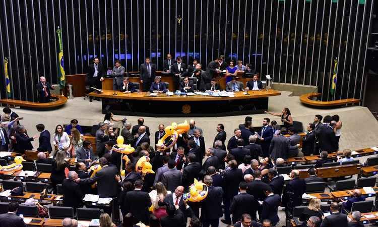 Debates no Plenário ressaltam divergências sobre terceirização e trabalho temporário - Zeca Ribeiro / Câmara dos Deputados