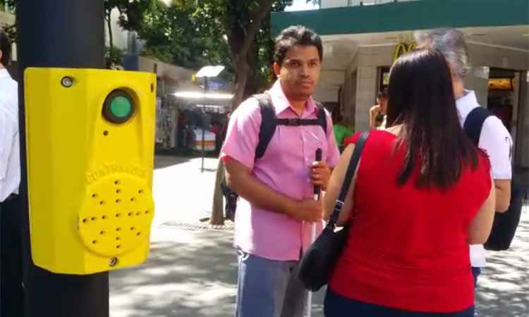 Semáforos com alerta sonoro começam a funcionar na Praça Sete - Edésio Ferreira/EM/DA Press (vídeo)
