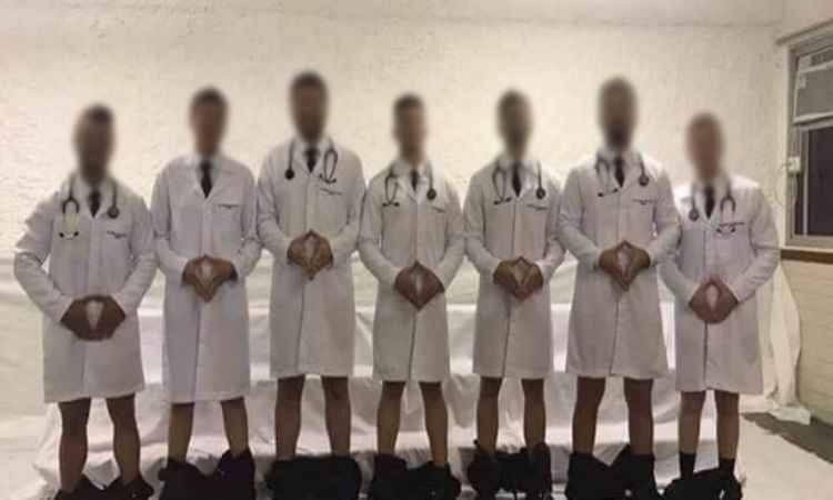Estudantes de Medicina do Espírito Santo baixam as calças em foto ofensiva às mulheres - Reprodução