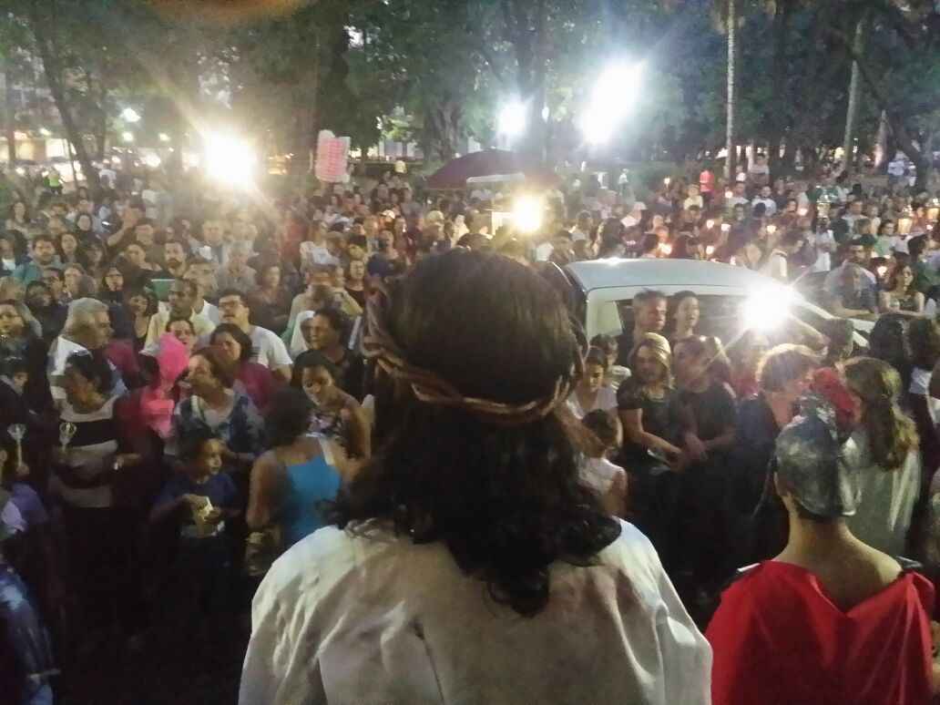 Católicos participam de encenação da Via-Sacra na Praça da Liberdade, em BH  - Leandro Couri/EM/D.A Press
