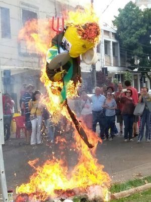 Queima de Judas em Belo Horizonte usa boneco de Michel Temer  - Jair Amaral/EM/D.A PRESS
