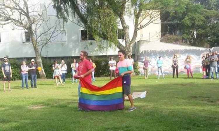 Casal gay de Curitiba vítima de panfleto homofóbico recebe ato em apoio  - Reprodução/Facebook 