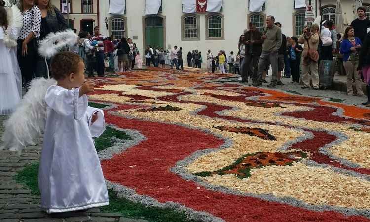 Tapetes de serragem colorem procissão da ressurreição de Cristo em Ouro Preto - Gladyston Rodrigues/EM/D.A PRESS