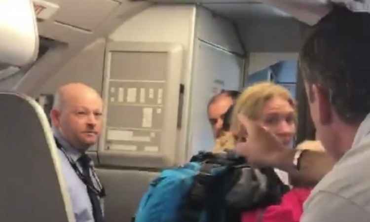 Funcionário da American Airlines deixa cair uma criança e é suspenso - Reprodução / Facebook