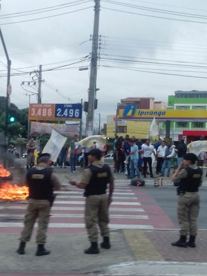 Manifestantes colocam fogo em pneus e fecham avenida em Contagem; assista - Luis Noacco/Reprodução 