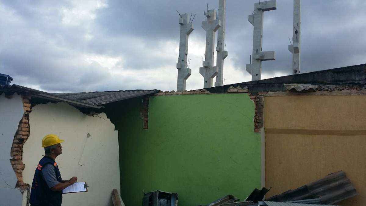 Casa desaba e atinge três carros na Região Leste de BH - Alexandre Guzanshe/EM/D.A. Press
