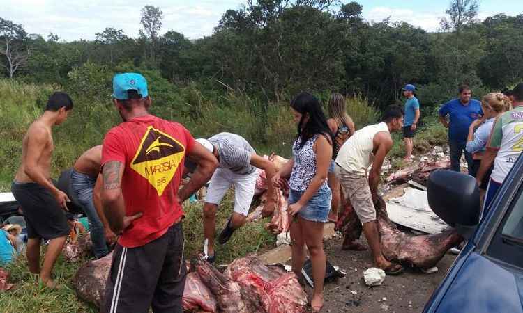 PRF prende 25 pessoas por furtarem peças de carne em Três Marias - Divulgação/PRF