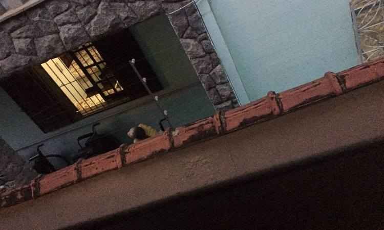 Asilo afasta funcionária denunciada por maus-tratos a idosa; veja vídeo - Reprodução/Facebook