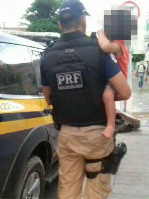 Pai abandona filho de dois anos dentro do carro após acidente - PRF/ Divulgação
