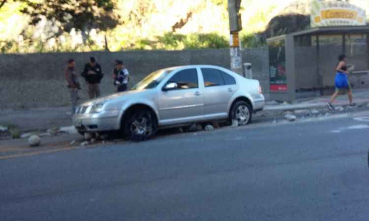 Motorista destrói 12 bolas de concreto e abandona carro na Avenida Bandeirantes - Marina Lima/ Reprodução 