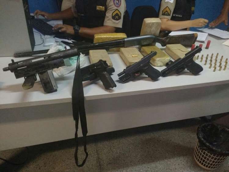 Homem é preso com submetralhadora e pistolas na Grande BH - Polícia Militar / Divulgação