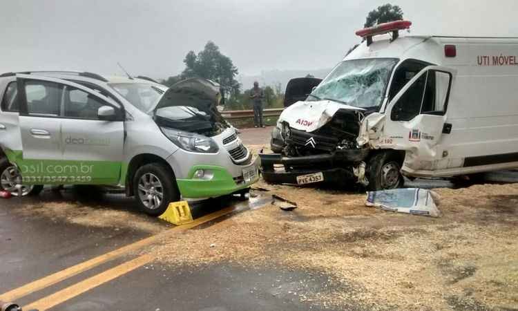 Acidente grave e atropelamento interditam a BR-356 em Itabirito  - PMRv/ Divulgação 