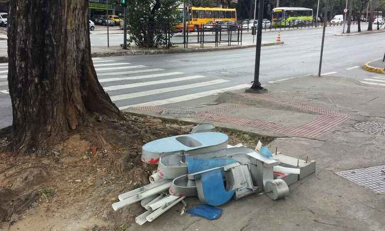 Letreiro de escola de inglês é descartado na calçada e traz risco para pedestres em BH - Mateus Parreiras/EM/D.A PRESS