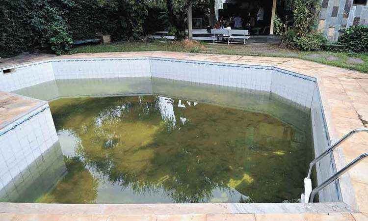Com larvas de mosquito, piscina em imóvel da PBH  desperta temor na Pampulha  - LEANDRO COURI/EM/D.A PRESS