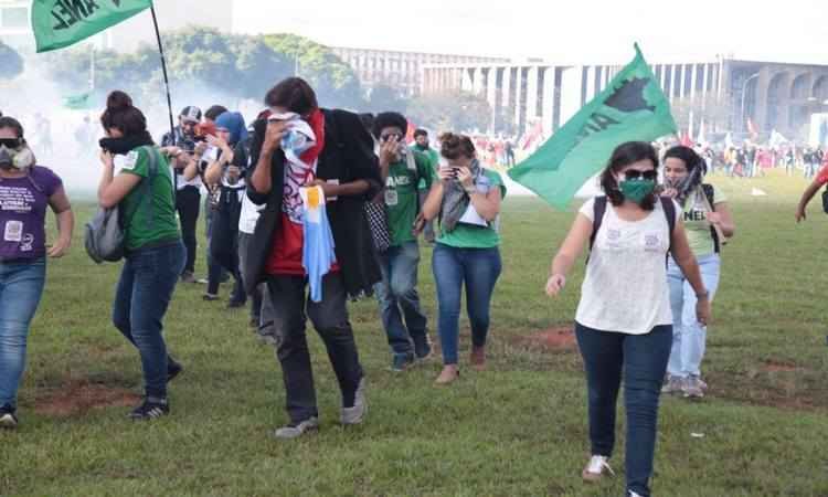 Polícia joga bomba em manifestação contra Temer para evitar que ato chegue ao Congresso - Lucas D'Ambrosio/Jornal Contramão