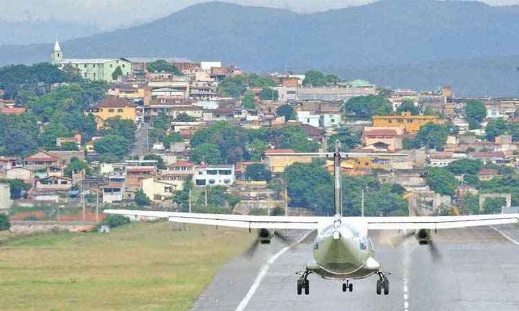 Pimentel sugere que concessão de Confins incorpore Aeroporto da Pampulha - Jorge Gontijo/EM/DA Press - 14/3/11