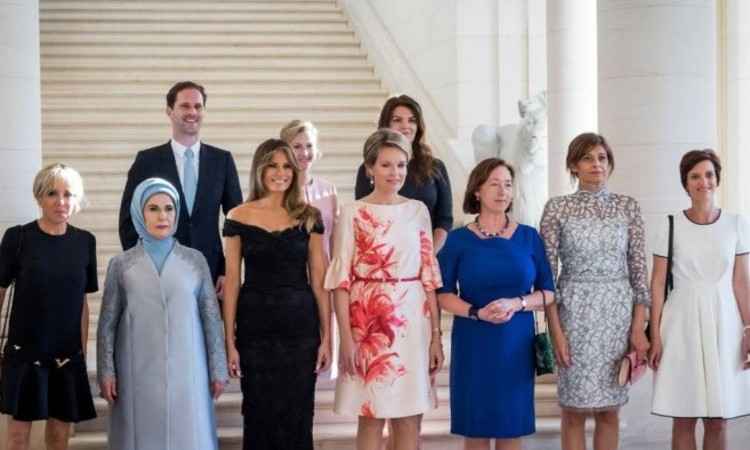 Foto de 'primeiro-damo' entre primeiras-damas na reunião da Otan faz sucesso  - AURORE BELOT / AFP