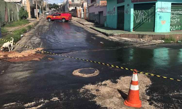 Vazamento de 5 mil litros de óleo deixa dois quarteirões interditados em Contagem - Corpo de Bombeiros/Divulgação