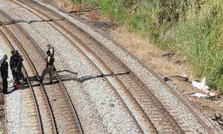 Homem encontrado morto em línha férrea no Santa Efigênia em BH - Túlio Santos/EM/D.A.Press