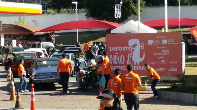 No dia sem imposto, carros fazem fila em posto de gasolina de BH e Montes Claros - GLadystone Rodrigues/EM/D.A Press