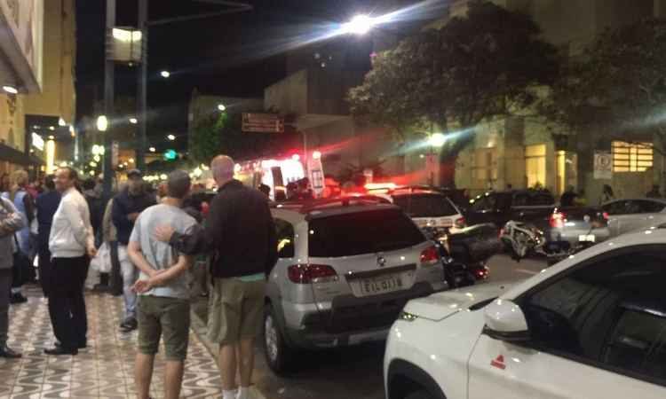 Jovem é baleado por policial depois de confusão no trânsito em Poços de Caldas; veja vídeo  - TV Alterosa/ reprodução 