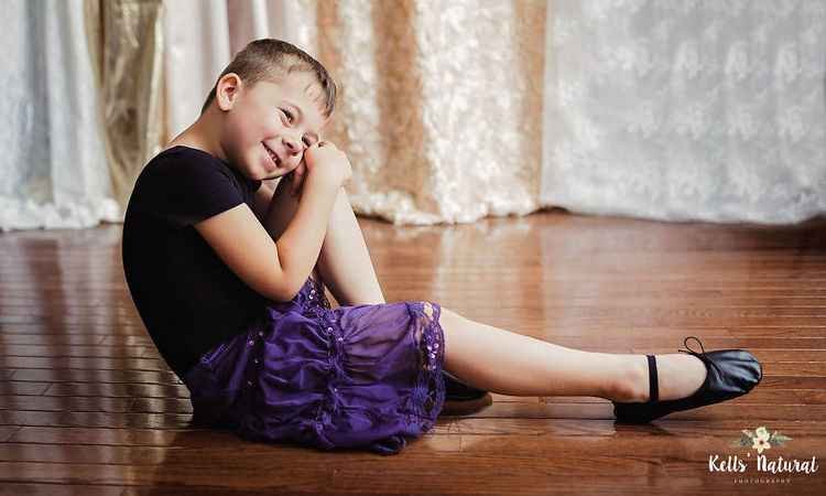 Mãe fotografa filho usando vestidos para inspirar aceitação de gênero