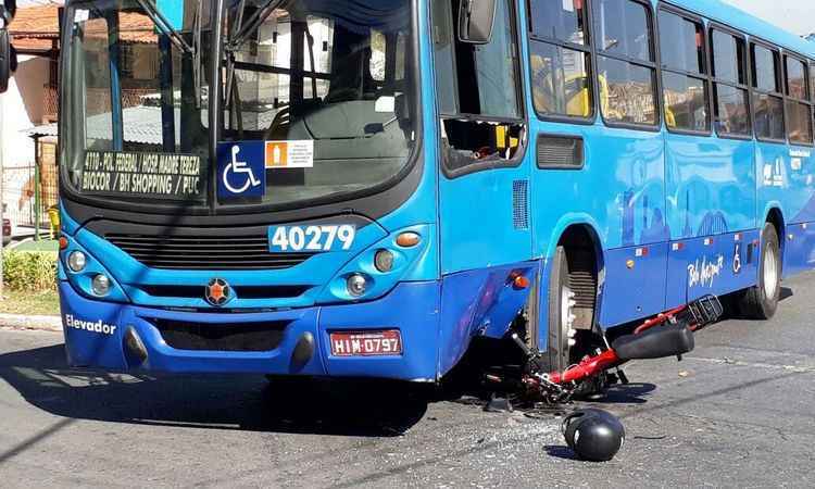 Batida entre ônibus e moto deixa ferido no Bairro Dom Cabral, em BH - Walter Freitas/Divulgação