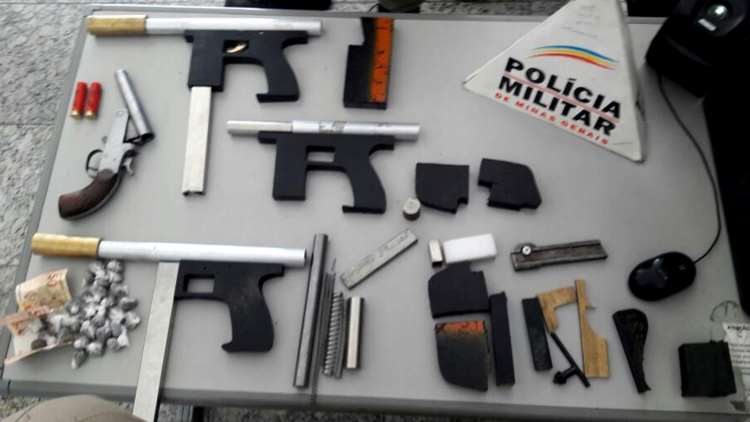 Polícia fecha fábrica de armas caseiras e apreende peças de submetralhadora em Minas - Polícia Militar (PM) / Divulgação