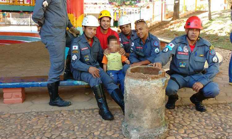 Menino de 5 anos preso em manilha é resgatado pelos bombeiros em BH - Corpo de Bombeiros/Divulgação