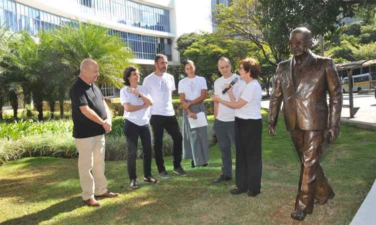 Escultura de Murilo Rubião é inaugurada nos jardins da Biblioteca Pública - Jair Amaral/EM/DA Press