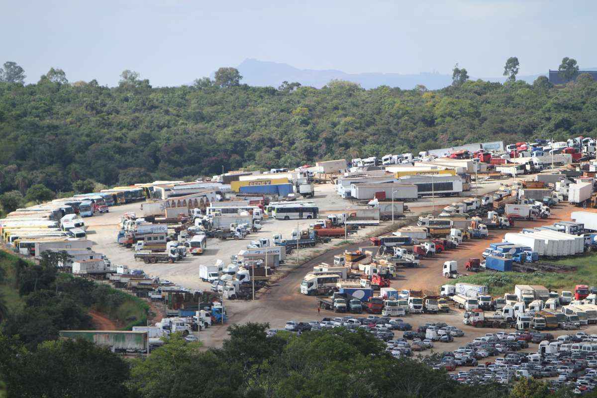 Palácio dos leilões tem montanha de carros e sucatas à venda - Edesio Ferreira/EM/D.A Press