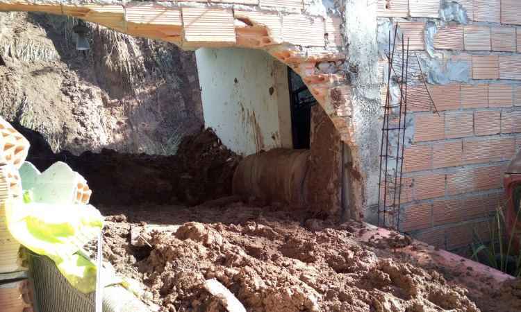 Homem morre em desabamento de residência na Região Nordeste de BH - Dias Paiva/Defesa Civil
