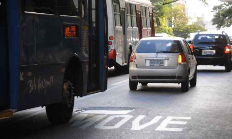 Circulação mista de veículos nas faixas exclusivas de ônibus já está em teste na capital - Beto Novaes/EM/D.A Press