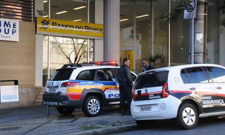 Explosão de caixa eletrônico é frustrada por nuvem de gás em agência bancária de BH - Beto Novaes/EM/D.A Press