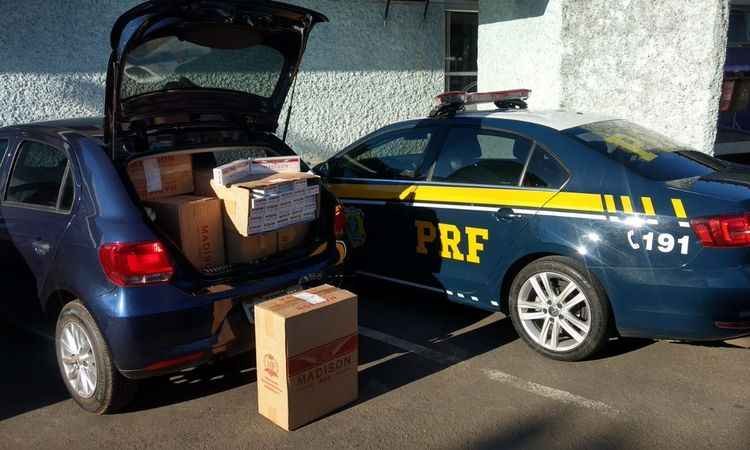 Motorista é preso transportando 4.500 maços de cigarro contrabandeados na BR-040 - Polícia Rodoviária Federal/Divulgação